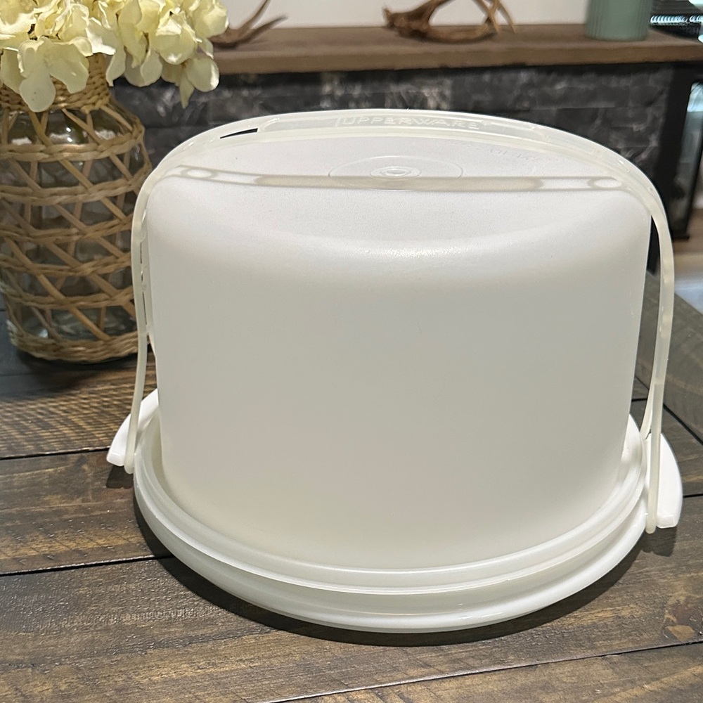 VTG Tupperware Cake Transporter